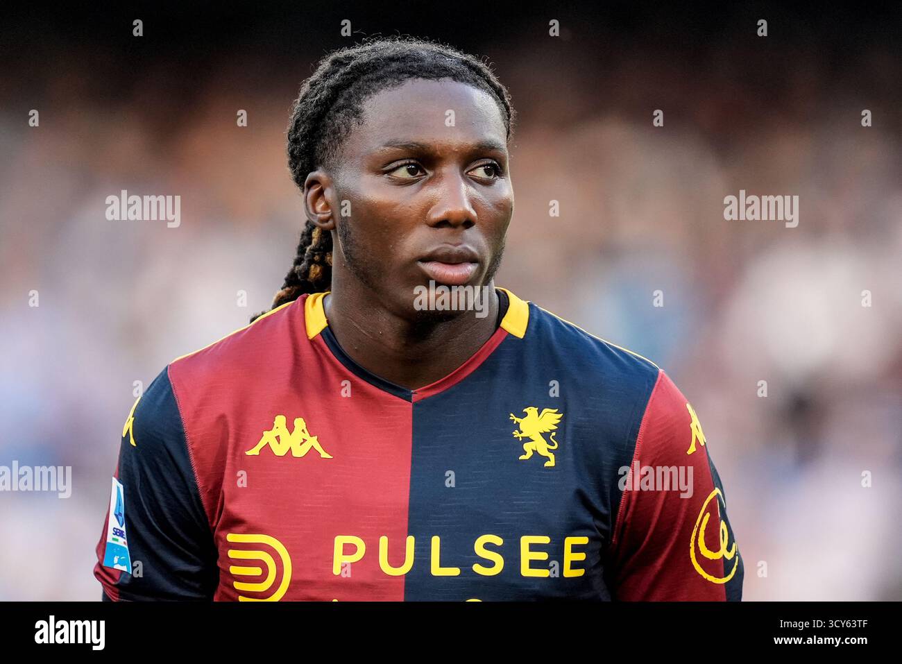 Neapel, Italien. Oktober 2025. Brooke Norton-Cuffy von Genua CFC sieht sich während des Serie A Enilive Spiels zwischen SSC Napoli und Genua CFC am 5. Oktober 2025 im Stadio Diego Armando Maradona in Neapel an. Credit: Giuseppe Maffia/Alamy Live News Stockfoto Neapel, Italien. Oktober 2025. Brooke Norton-Cuffy von Genua CFC sieht sich während des Serie A Enilive Spiels zwischen SSC Napoli und Genua CFC am 5. Oktober 2025 im Stadio Diego Armando Maradona in Neapel an. Credit: Giuseppe Maffia/Alamy Live News Stockfoto