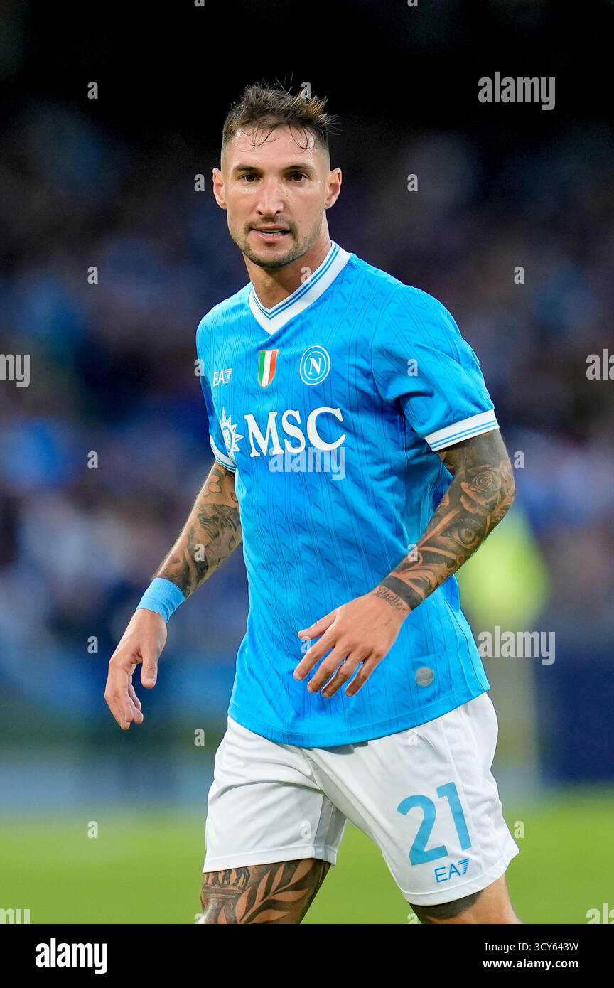 Neapel, Italien. Oktober 2025. Matteo Politano von SSC Napoli sieht sich während der Serie A Enilive zwischen SSC Napoli und Genua CFC im Stadio Diego Armando Maradona am 5. Oktober 2025 in Neapel an Stockfoto Neapel, Italien. Oktober 2025. Matteo Politano von SSC Napoli sieht sich während der Serie A Enilive zwischen SSC Napoli und Genua CFC im Stadio Diego Armando Maradona am 5. Oktober 2025 in Neapel an Stockfoto