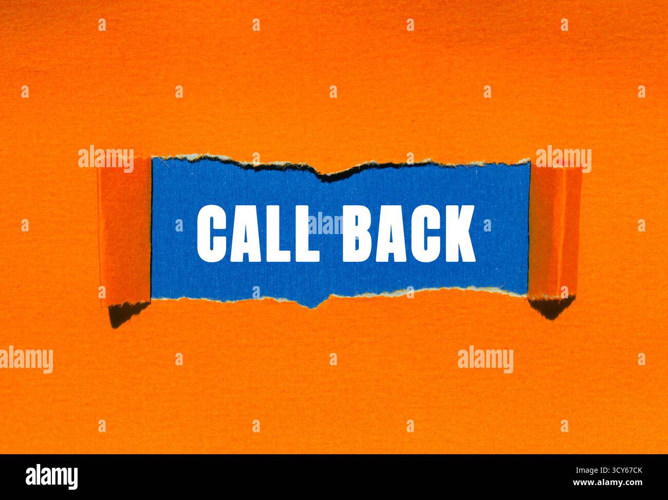 Rückrufnachricht auf gerissenem Papierhintergrund geschrieben. Konzeptionelles Rückrufsymbol. Kopierbereich. Stockfoto