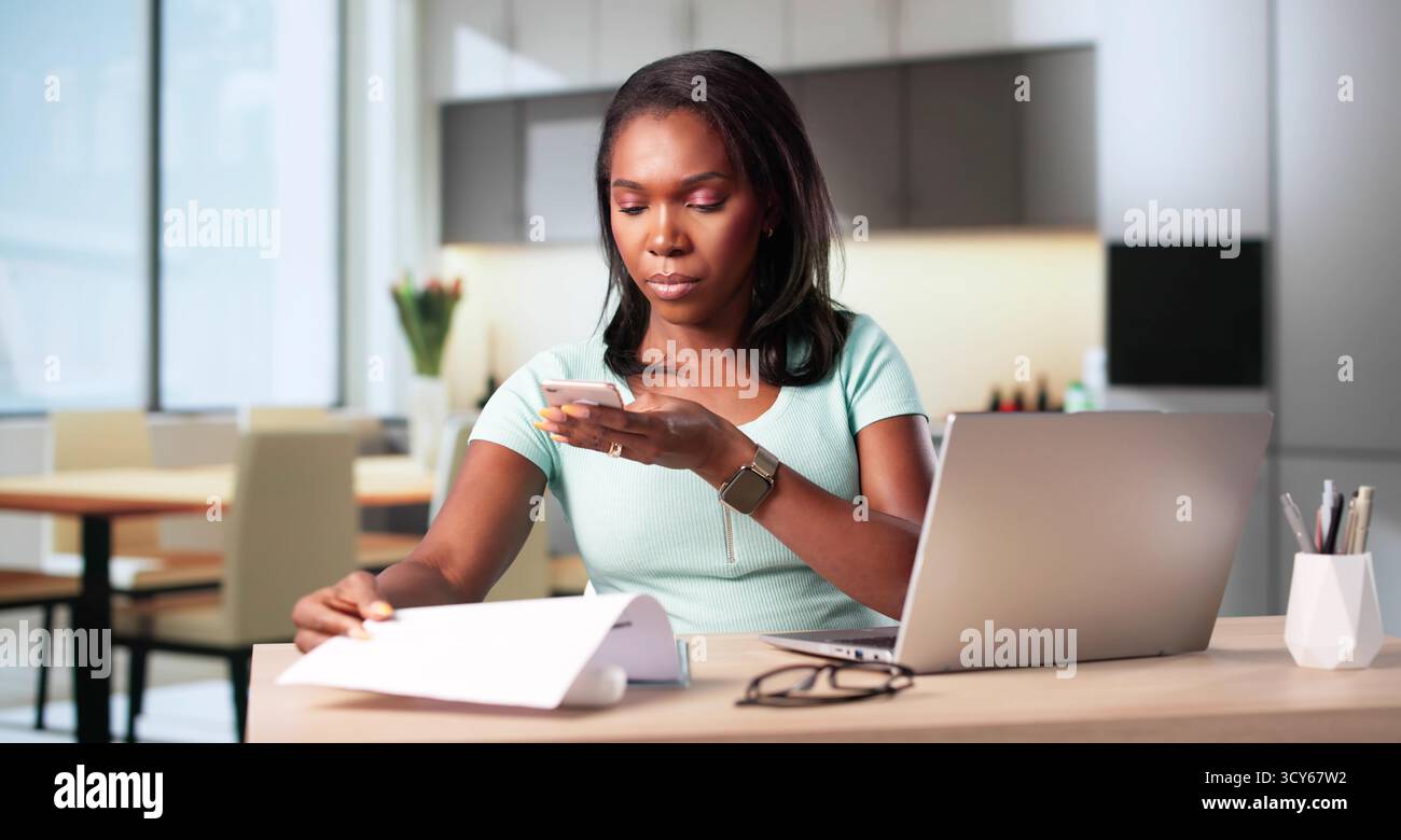 Smart African Woman Scannt Dokumente Mit Telefon Zur Rechnungserkennung. Stockfoto
