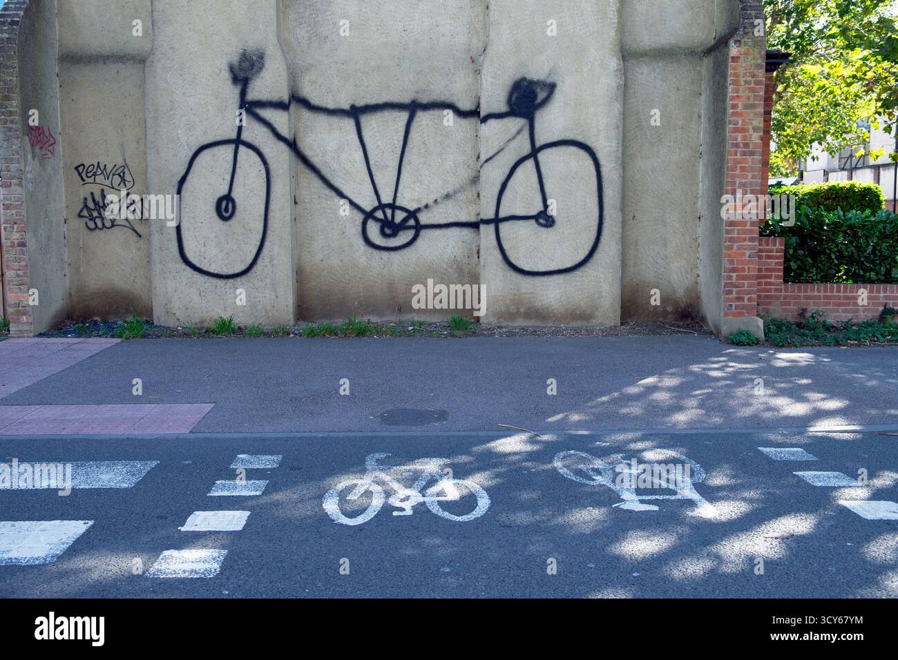 Fahrradspurmarkierungen auf der Straße und Fahrrad-Graffiti-Illustration Zeichnung an einer Wand in der Walthamstow Street in London England Großbritannien 2025 KATHY DEWITT Stockfoto