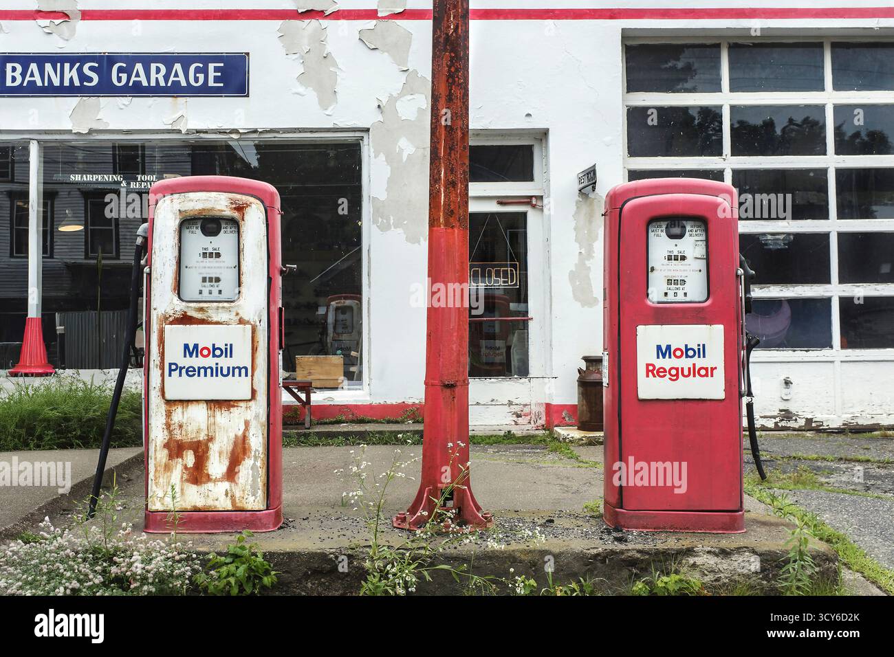 Verlassene altmodische Mobil Tankstelle und Autoreparaturgarage Stockfoto