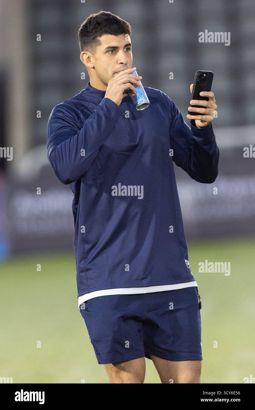 Newcastle, Gbr. Oktober 2025. Simon Benitez Cruz von Newcastle Red Bulls wird mit seinem Handy und einer Dose zuckerfreien Red Bull vor dem Gallagher Prem Rugby-Spiel zwischen Newcastle Red Bulls und Northampton Saints am Freitag, den 17. Oktober 2025, im Kingston Park in Newcastle abgebildet. (Foto: Chris Lishman | MI News) Credit: MI News & Sport /Alamy Live News Stockfoto