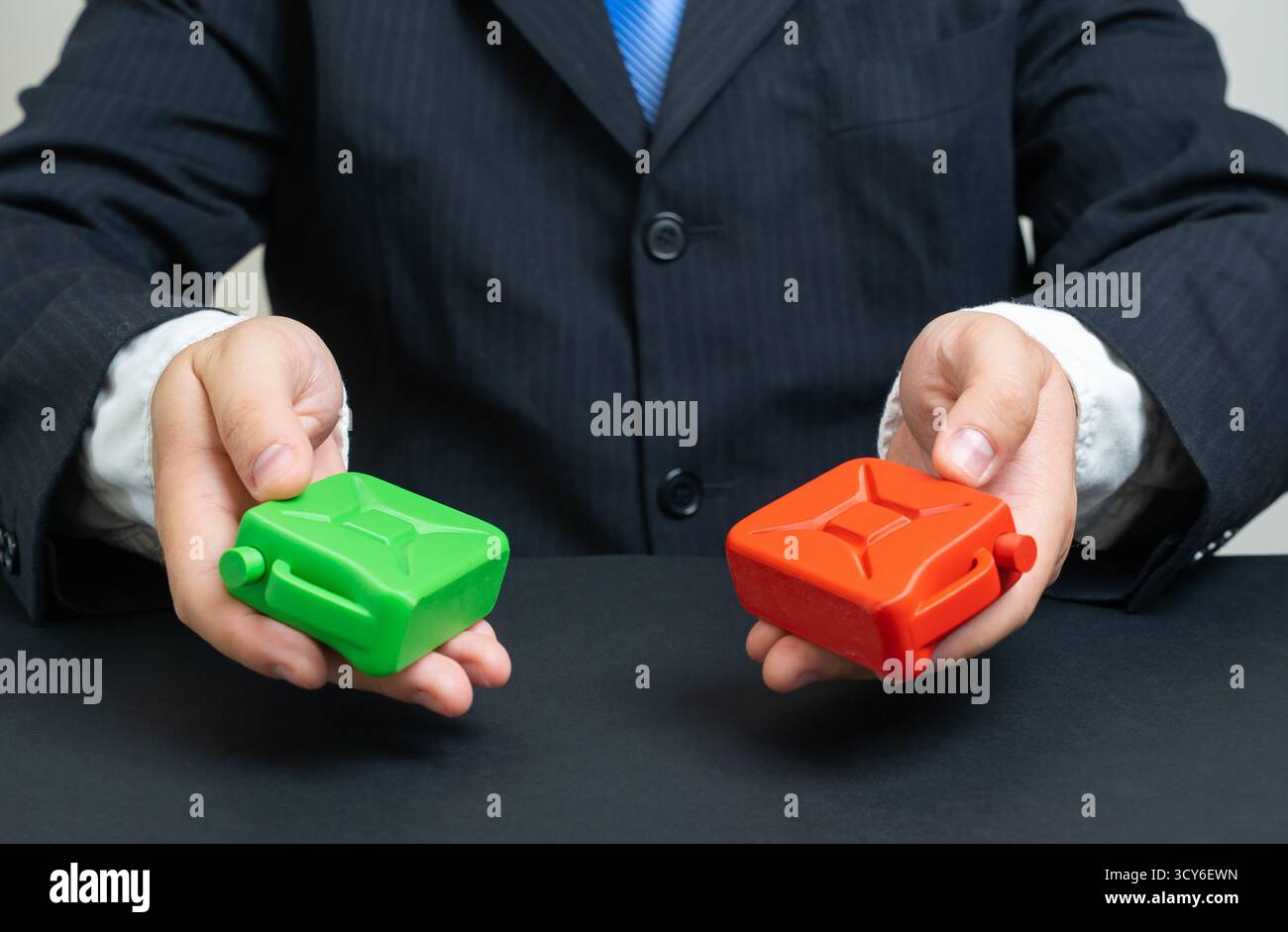 Ein Geschäftsmann bietet die Wahl zwischen fossilen und grünen Brennstoffen. Energiewende und Umwelttechnologien. Ökologie, erneuerbare Energien und Sustain Stockfoto