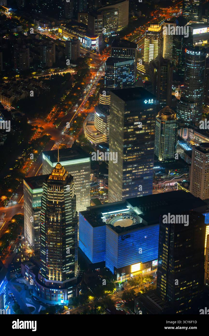 Aus der Vogelperspektive über beleuchtete Wolkenkratzer im Finanzviertel Lujiazui von der Aussichtsplattform des Shanghai Tower in Pudong, Stadt Shanghai bei Nacht, China Stockfoto