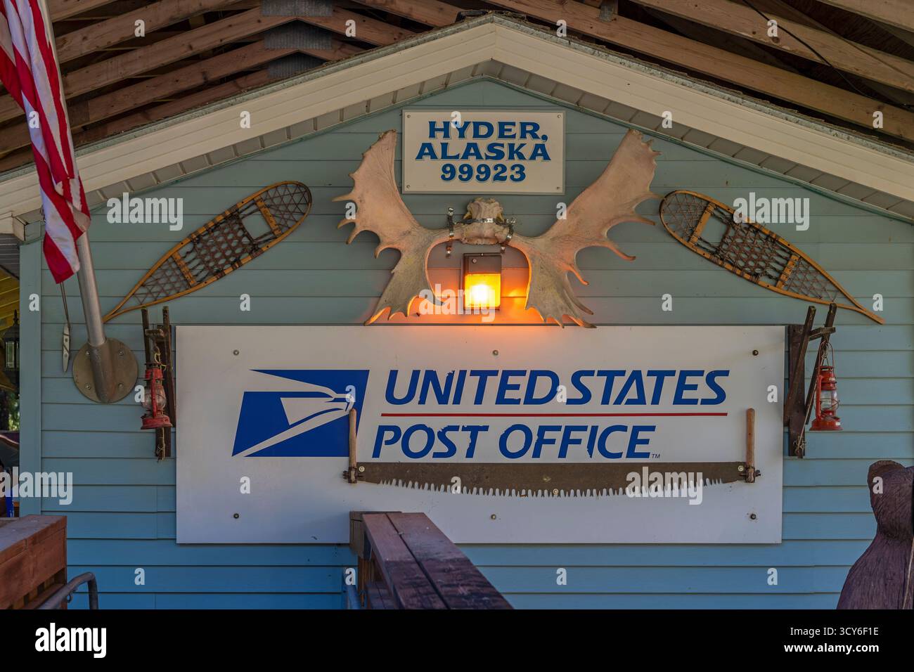 Fassade des Postgebäudes der Vereinigten Staaten in Hyder Town, Alaska, USA. Stockfoto