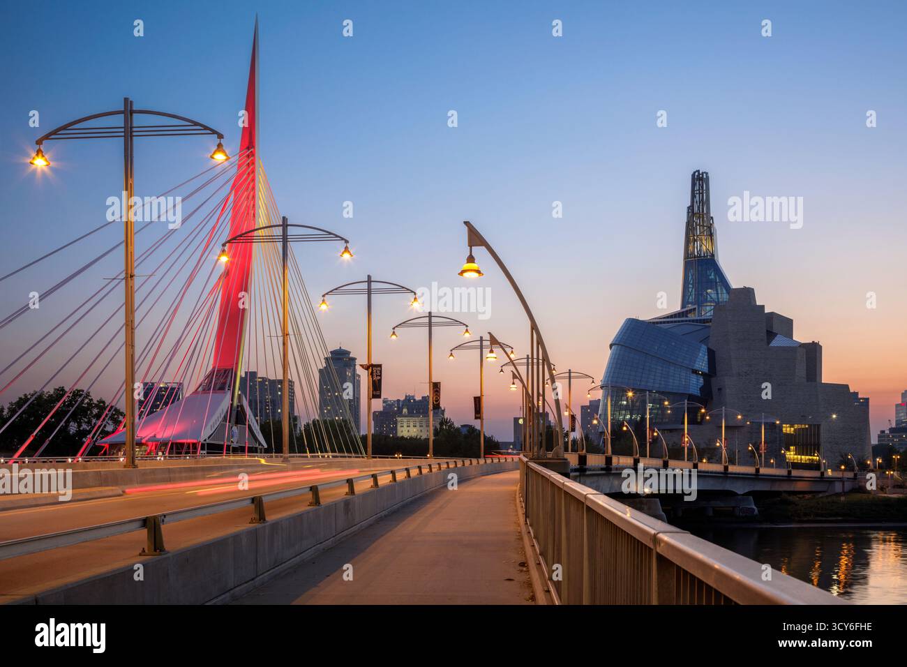 Die Fußgängerbrücke Esplanade Riel überquert den Red River bei Sonnenuntergang in der Innenstadt von Winnipeg, Manitoba, Kanada Stockfoto