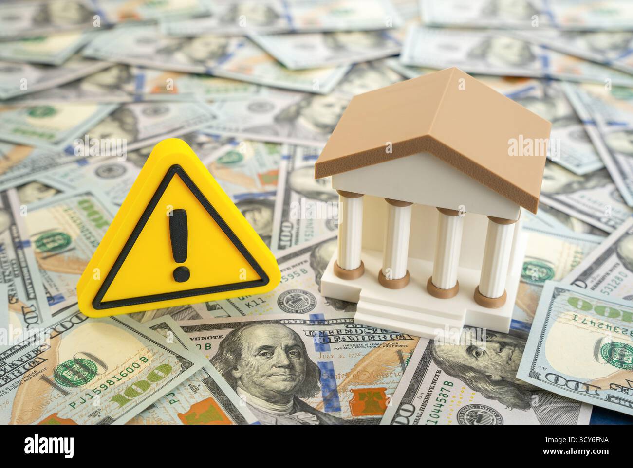 Warnschild in der Nähe einer Bank. Risiko einer Finanzkrise und eines Bankausfalls. Geringe Liquidität und wirtschaftliche Instabilität. Finanz-, Investitions- und Risikomanagement Stockfoto