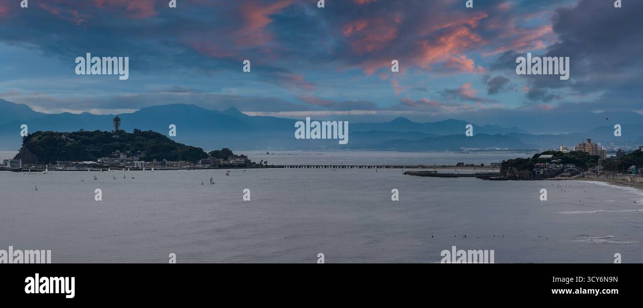 Enoshima Island und Benten Bridge in der Abenddämmerung in Kamakura Enoshima Bay Stockfoto