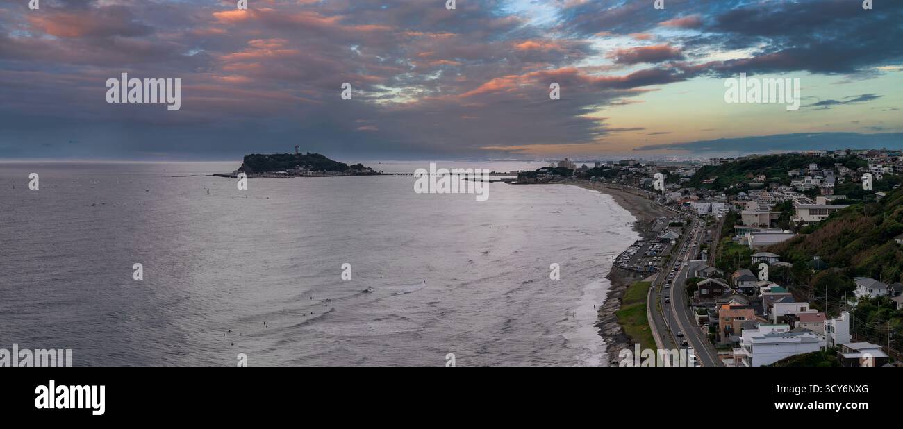 Blick in die Abenddämmerung auf die Kamakura-Küste mit Enoshima Island und Brücke Stockfoto