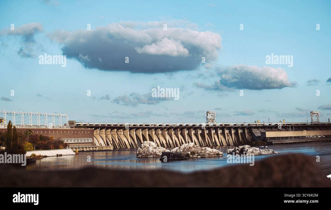 Der historische Staudamm des Wasserkraftwerks Dnipro, ein mächtiges Industriezeichen am Fluss Dnipro in Zaporischzhia, Ukraine. Stockfoto