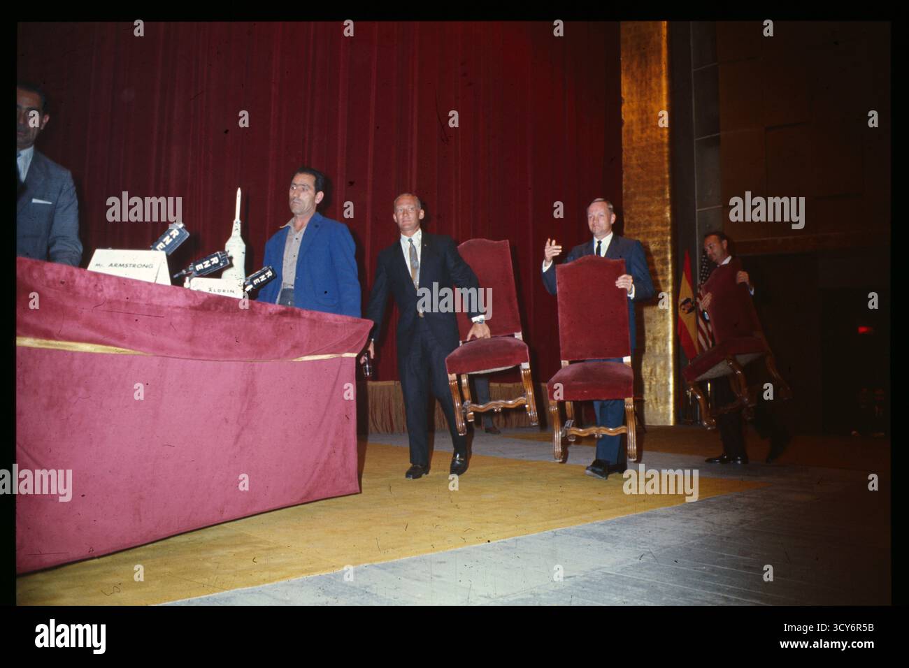 Madrid, 10.07.1969. Die amerikanischen Astronauten Neil Armstrong, Eldwin Aldrin und Michael Collins, Crew-Mitglieder der Mission Apollo XI, die als erste einen Mann auf den Mond brachten, bei einer Pressekonferenz für die Medien im Auditorium des Ministeriums für Information und Tourismus. Quelle: Album / Archivo ABC / Jaime Pato Stockfoto