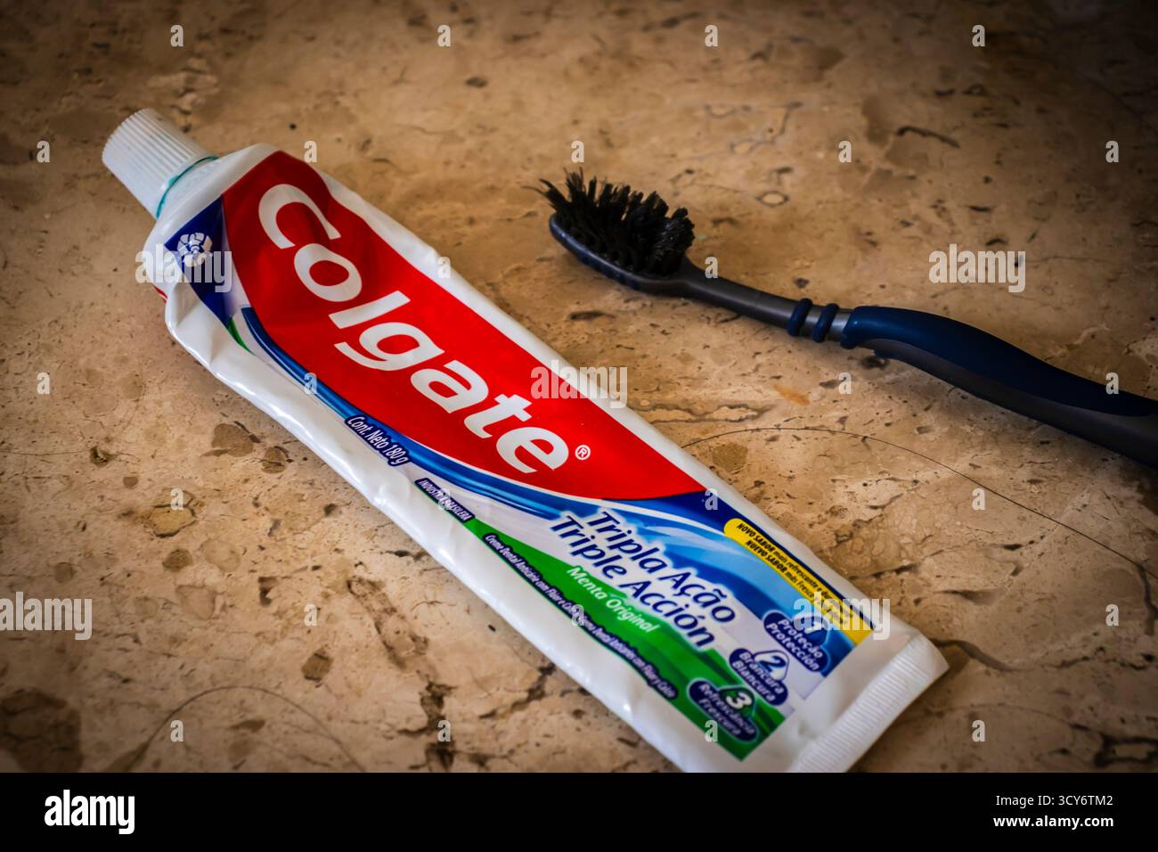 Sao Paulo, Brasilien, 17. August 2025. Nahaufnahme von Colgate Zahnpasta und unfokussierter Zahnbürste. Veranschaulicht die tägliche Mundhygiene und Zahnpflege. Idee Stockfoto