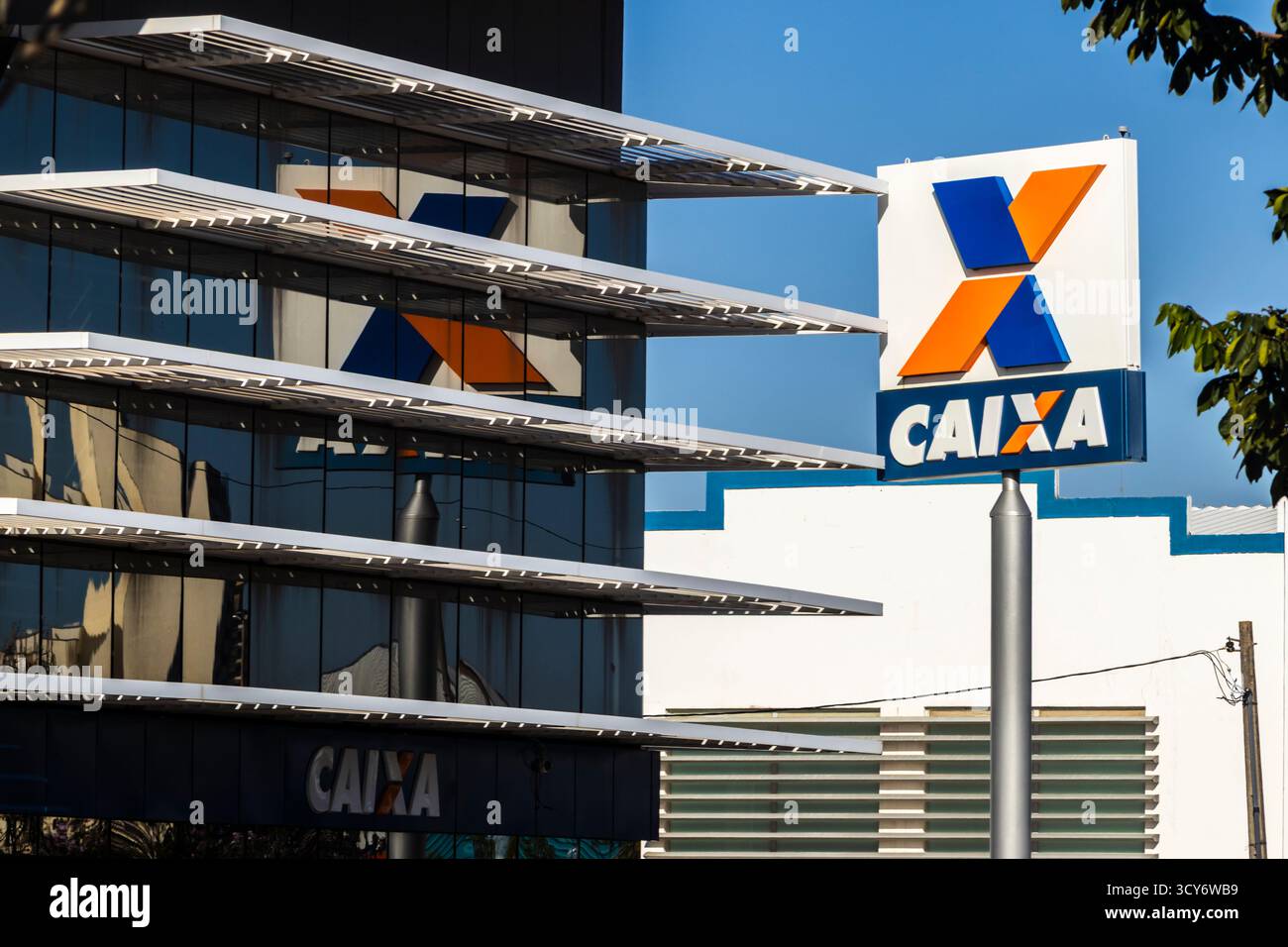 Marilia, Sao Paulo, Brasilien, 14. August 2025. Moderne Fassade der Caixa Econômica Federal Filiale, brasilianische Bank. Die Architektur unterstreicht die Refle des Logos Stockfoto