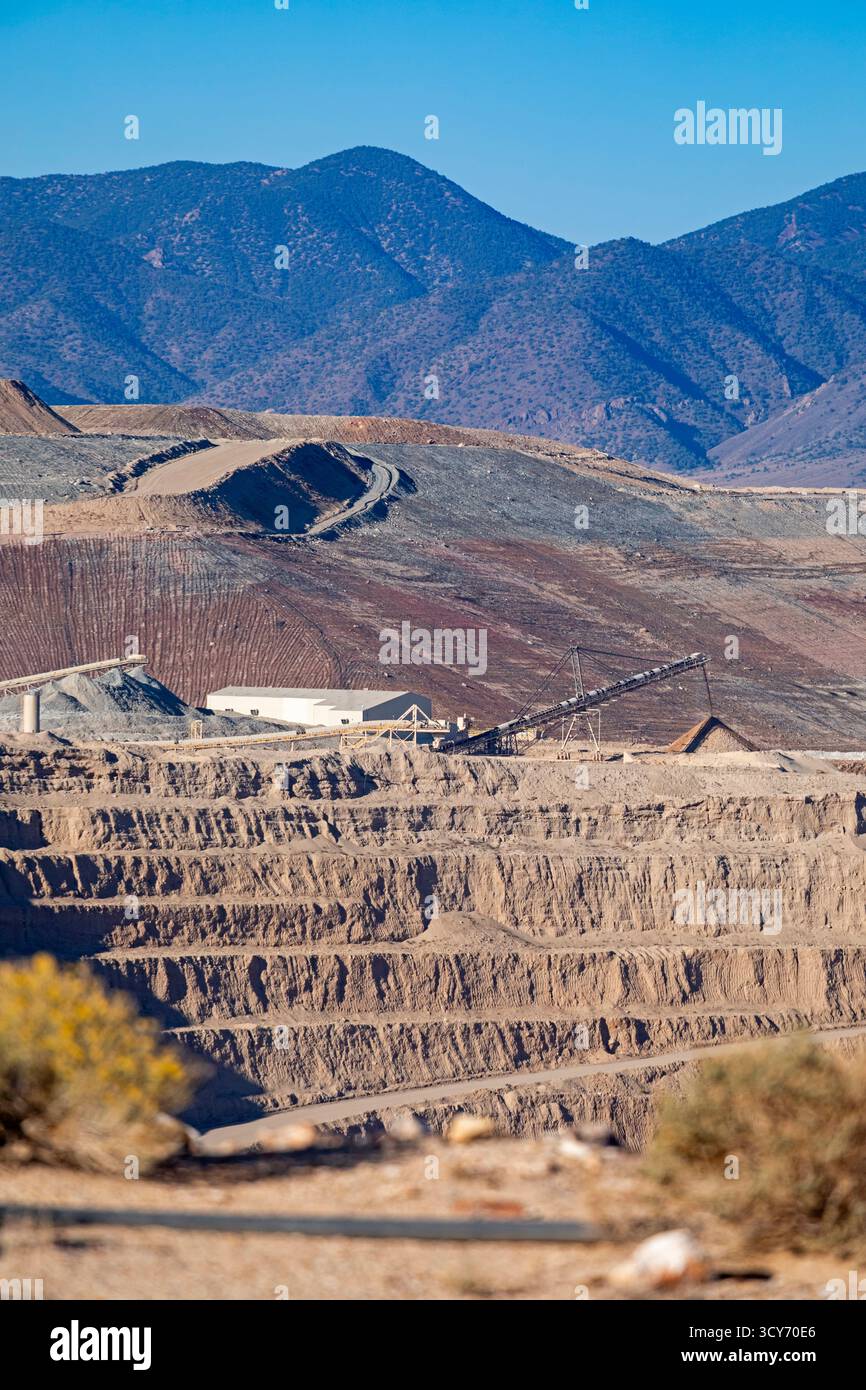 Round Mountain, Nevada – die Round Mountain Goldmine, eine Tagebau, die von Kinross Gold betrieben wird. Stockfoto