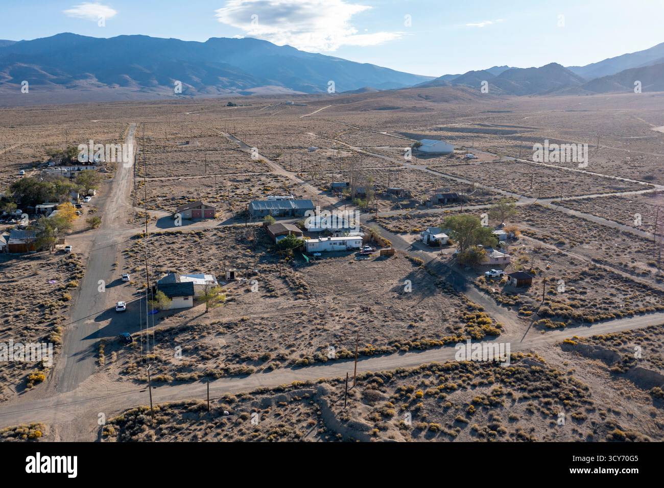 Round Mountain, Nevada – die Überreste der Stadt Round Mountain, die den größten Teil ihrer Bevölkerung verloren hat, da eine riesige Tagebau-Goldmine im Betrieb ist Stockfoto