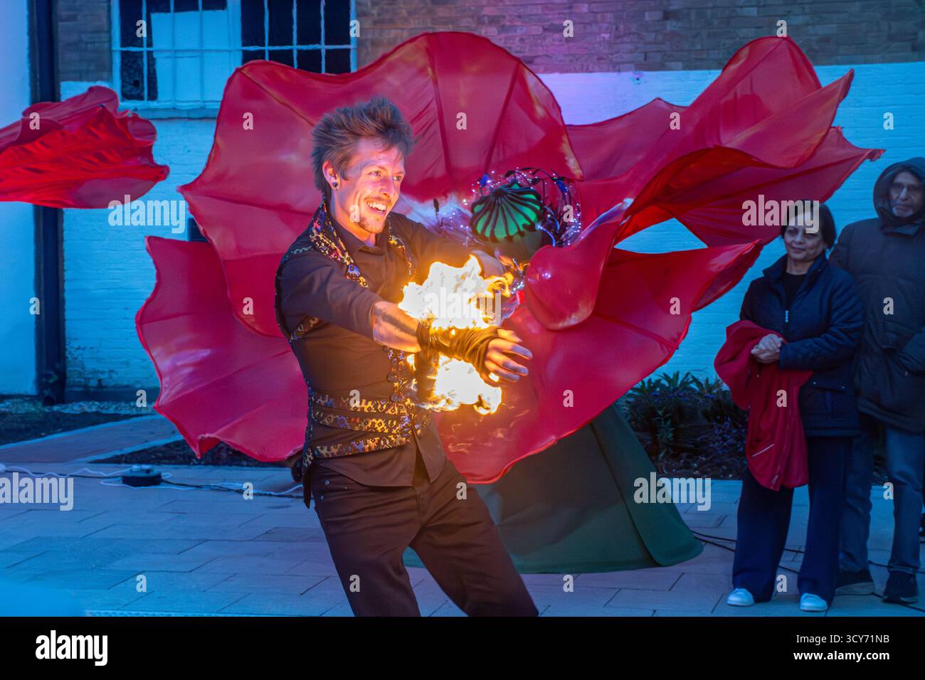Diwali-Veranstaltung in Farnborough, Hampshire, England, Großbritannien. Oktober 2025. Die Stadt feierte das Hindufest der Lichter mit einer Veranstaltung auf dem neuen Stadtplatz. Es gab indische Bhangra-Tänze, eine Feueraufführung und eine Parade durch das Stadtzentrum mit riesigen Marionetten. Stockfoto
