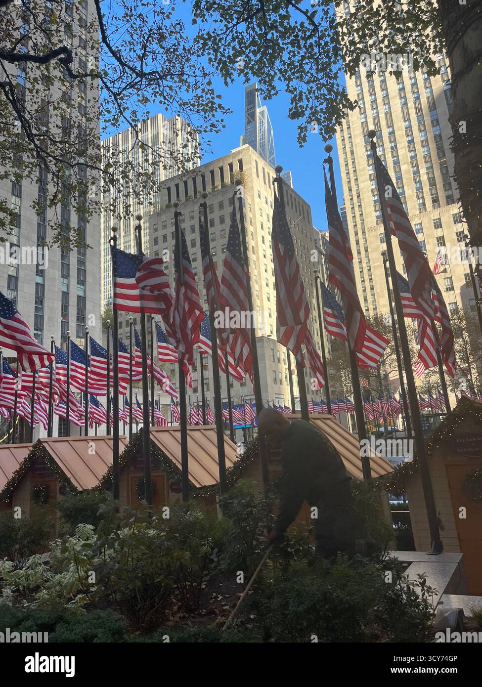 Straßenszene in der Nähe des Rockefeller Center, New York City, USA. - Smartphone-aufgenommenes Stockfoto