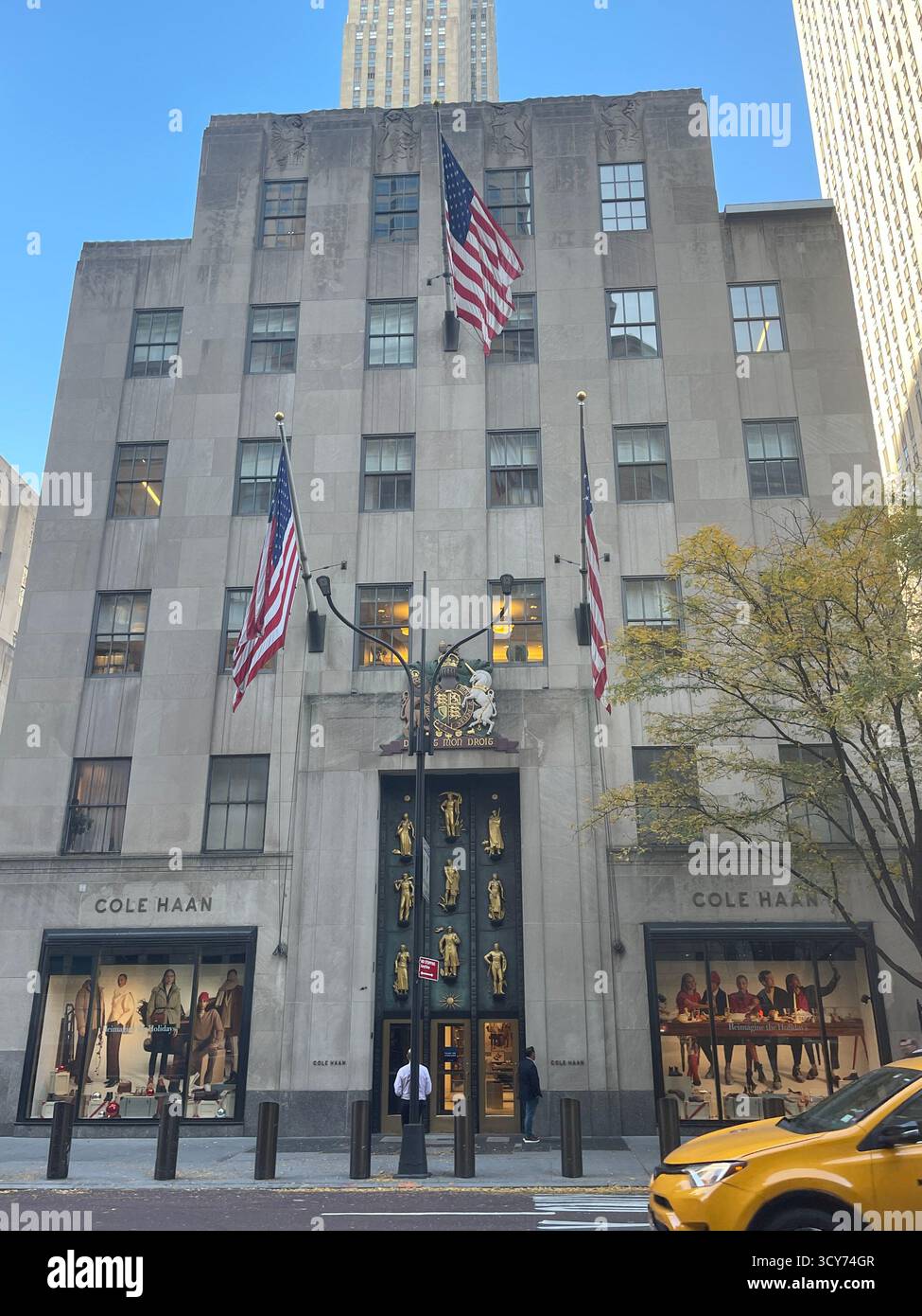 Straßenszene in der Nähe des Rockefeller Center, New York City, USA. - Smartphone-aufgenommenes Stockfoto