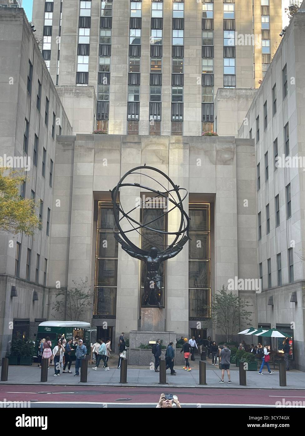 Straßenszene in der Nähe des Rockefeller Center, New York City, USA. - Smartphone-aufgenommenes Stockfoto