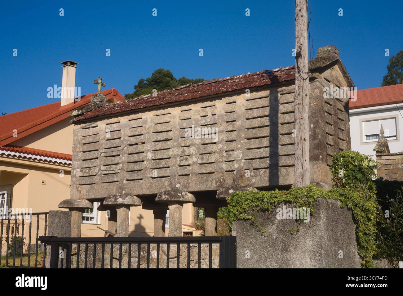 Horreo erhöhter Steinspeicher in der Nähe von Muros in der Provinz A Coruna in Galicien Spanien Stockfoto