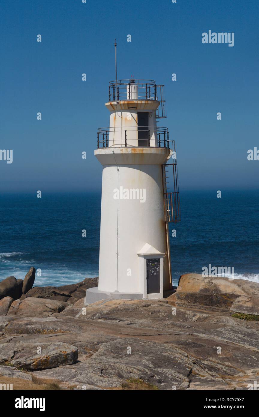 Leuchtturm auf Felsen auf der Landzunge in Muxia in Der Provinz Coruna in Galicien Spanien Stockfoto