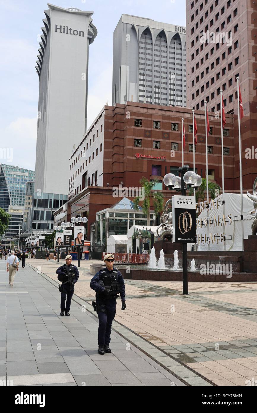 Straßenszene mit Shoppern und Einkaufszentren, Orchard Road, Singapur Stockfoto