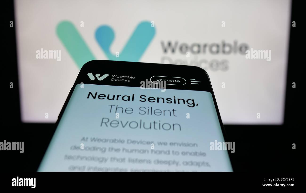 Stuttgart, Deutschland - 13.10.2025: Mobiltelefon mit Website des Neuraltechnologieunternehmens Wearable Devices auf dem Bildschirm vor dem Logo. Stockfoto