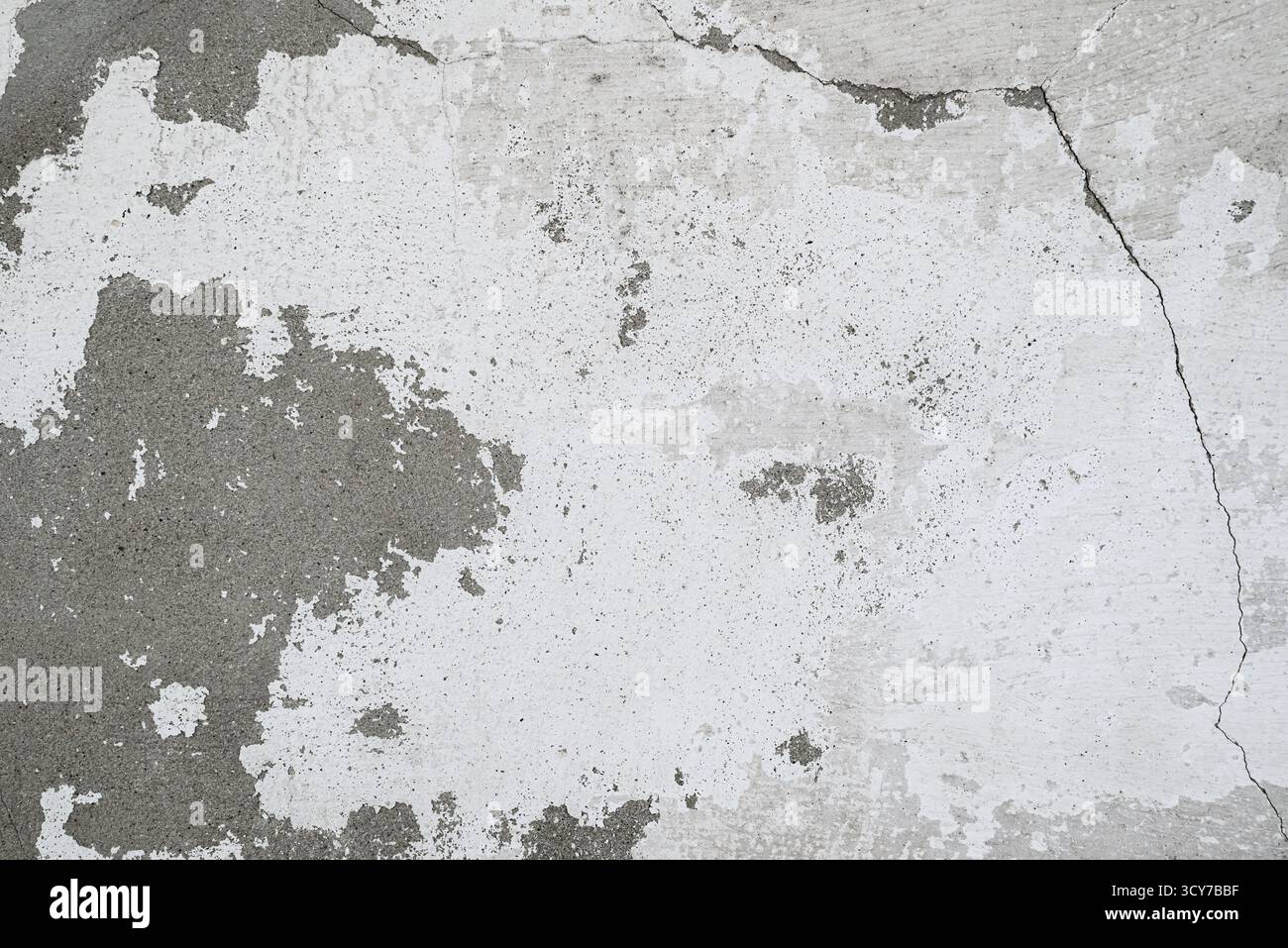 Alte Beton- oder Putzwand mit abblätternder Farbe. Abstrakter Vintage-Grunge-Hintergrund mit Rissen, Abschürfungen und Unebenheiten. Stockfoto