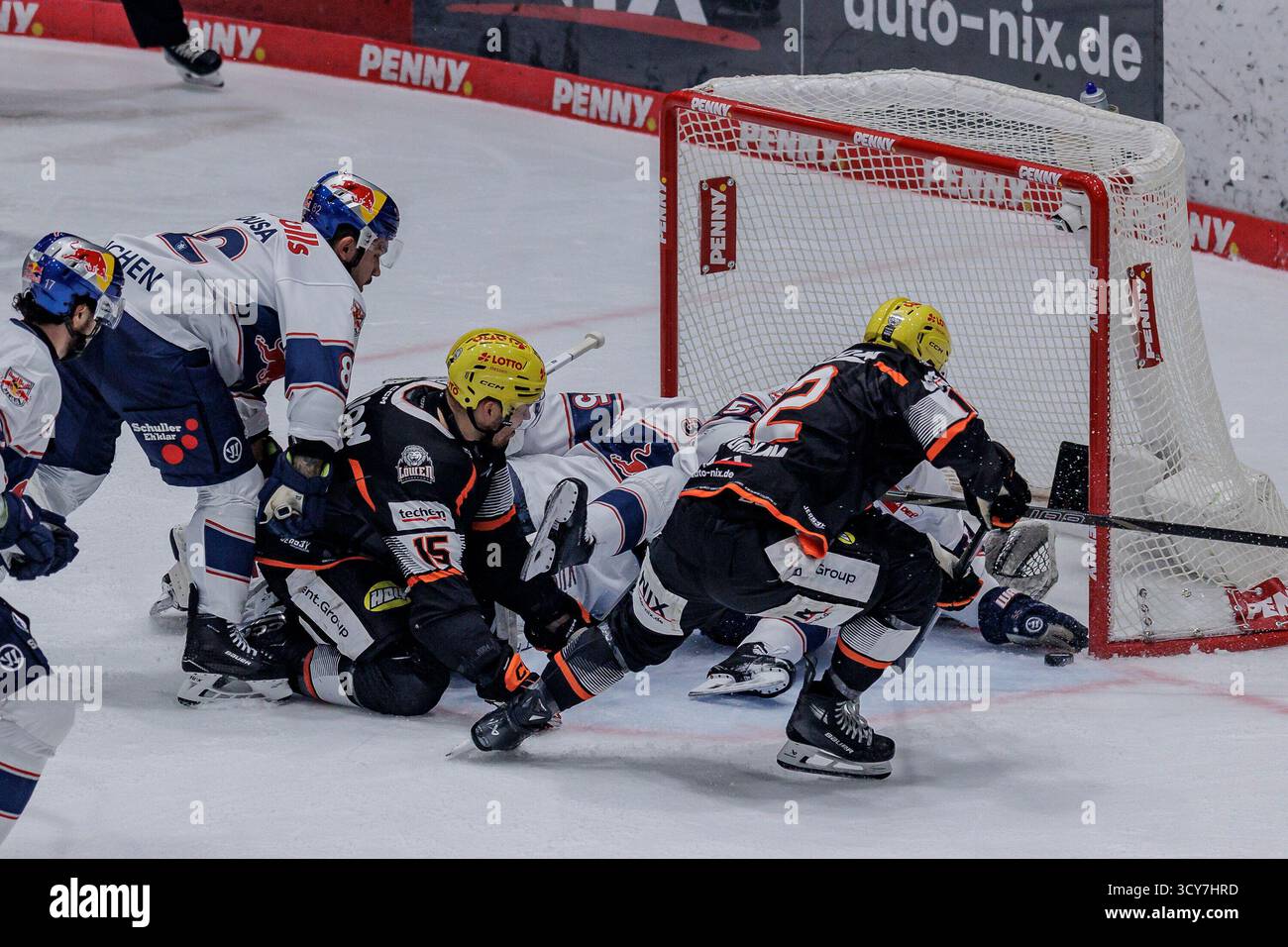 Frankfurt, Deutschland. Oktober 2025. Fabio Wagner (EHC Red Bull M?nchen #55) hat die Hand schon am Puck und verhindert, dass dieser ?ber die Linie geht, der Puck ist am Pfosten, Noah Dunham (L?wen Frankfurt #12) & Carter Proft (L?wen Frankfurt #15) & Fabio Wagner (EHC Red Bull M?nchen #55) &, m12. & Mathias Niederberger (EHC Red Bull M?nchen #35), L?wen Frankfurt - EHC Red Bull M?nchen, Frankfurt, NIX Eissporthalle, 17.10.2025 Credit: dpa/Alamy Live News Stockfoto