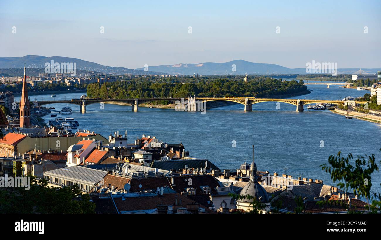 Die Margaretenbrücke über die Donau in Budapest mit der Margareteninsel dahinter Stockfoto