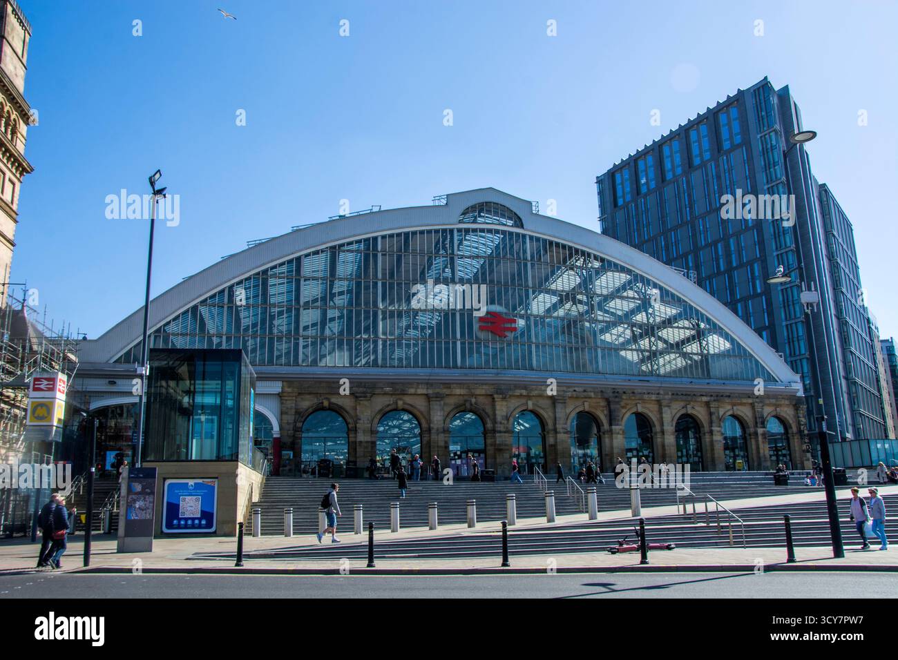 Eingang zum Bahnhof Liverpool Lime Street, neben dem Concourse House Stockfoto