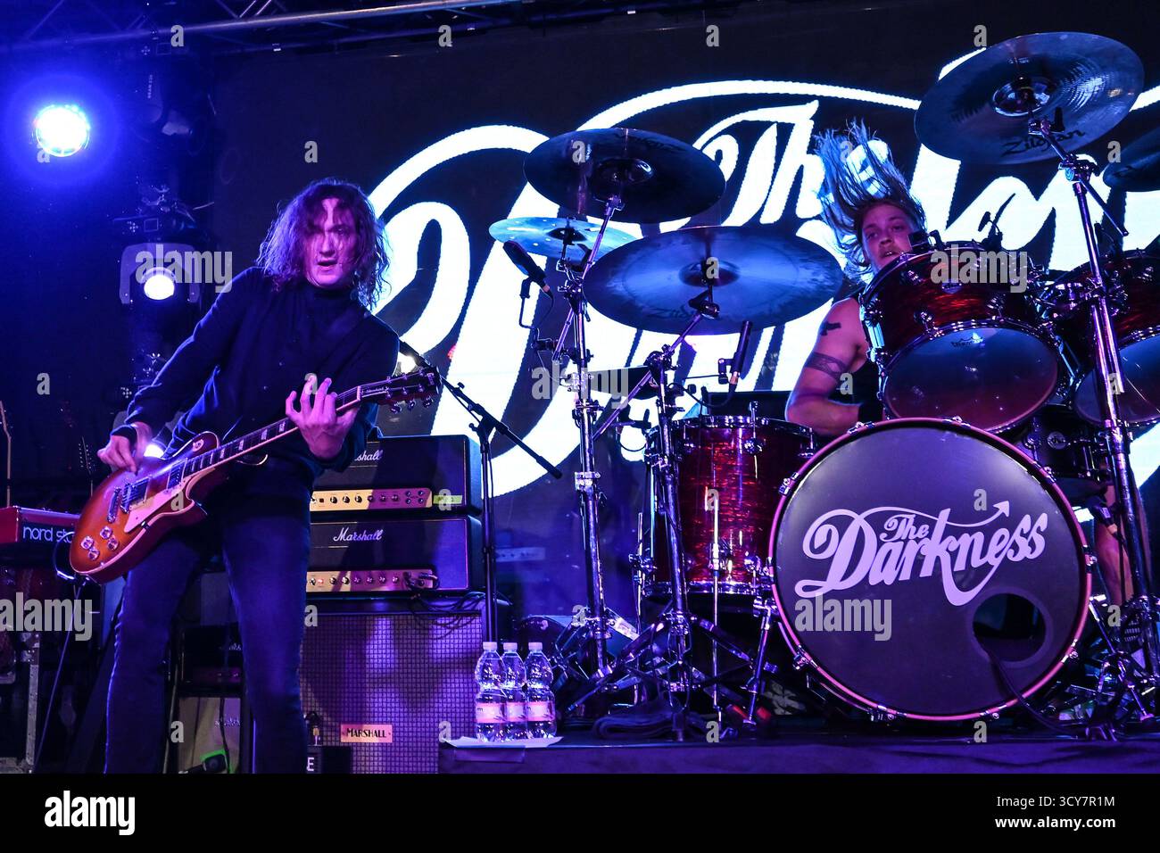 Daniel Hawkins und Rufus Taylor von der Dunkelheit während des Konzerts „Dreams on Toast“ Tour 2025!, im Oriom Live Club, am 17. Oktober 2025 in Ciampino, Rom, Italien. Stockfoto