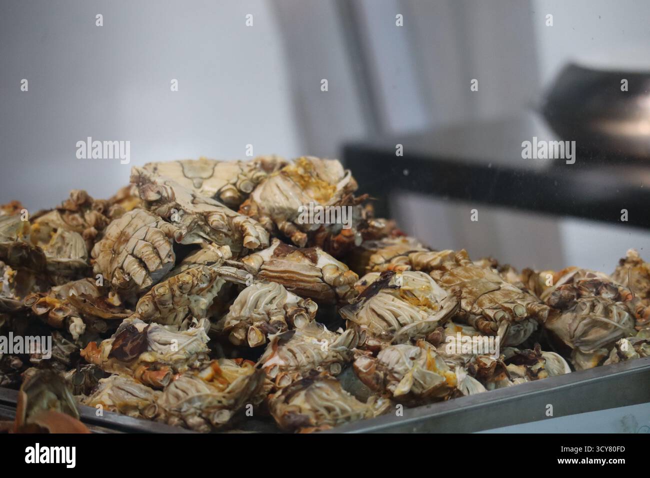 Chinesische Snacks Straßenfood über einer Theke Stockfoto
