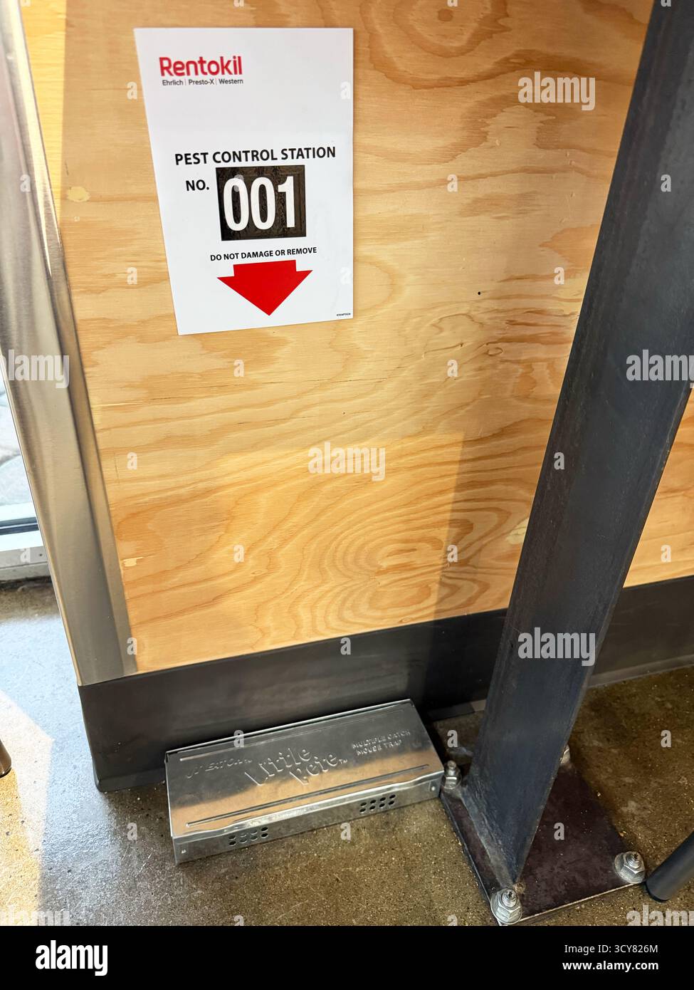 Rentokil-Inspektionspunkt zur Schädlingsbekämpfung mit Little Pete-Mäusefalle aus Metall an der Basis der Wand im kommerziellen Raum – Kalifornien, USA – 14. Oktober Stockfoto