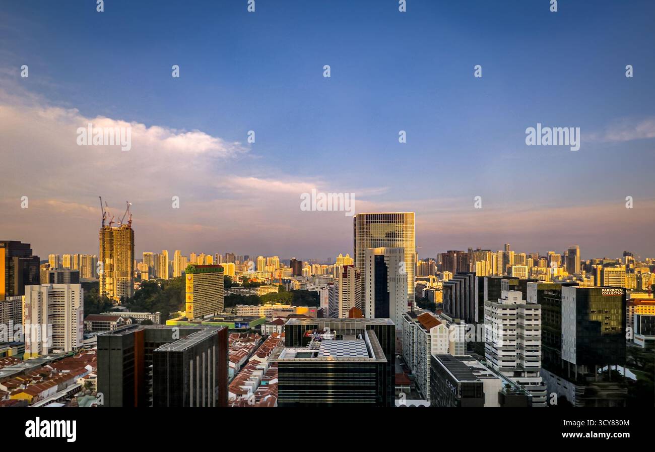 Central Business District, Singapur, 4. Februar 2024, Blick auf Wolkenkratzer bei Sonnenaufgang im Finanzviertel Stockfoto