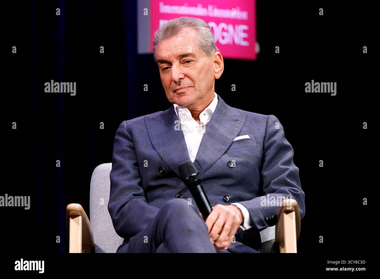 Publizist Michel Friedman auf der Veranstaltung lit.Cologne präsentiert sein neues Buch „Human! Liebeserklärung eines verzweifelten Demokraten in der Comedia. Köln, 17. Oktober 2025 Stockfoto Publizist Michel Friedman auf der Veranstaltung lit.Cologne präsentiert sein neues Buch „Human! Liebeserklärung eines verzweifelten Demokraten in der Comedia. Köln, 17. Oktober 2025 Stockfoto