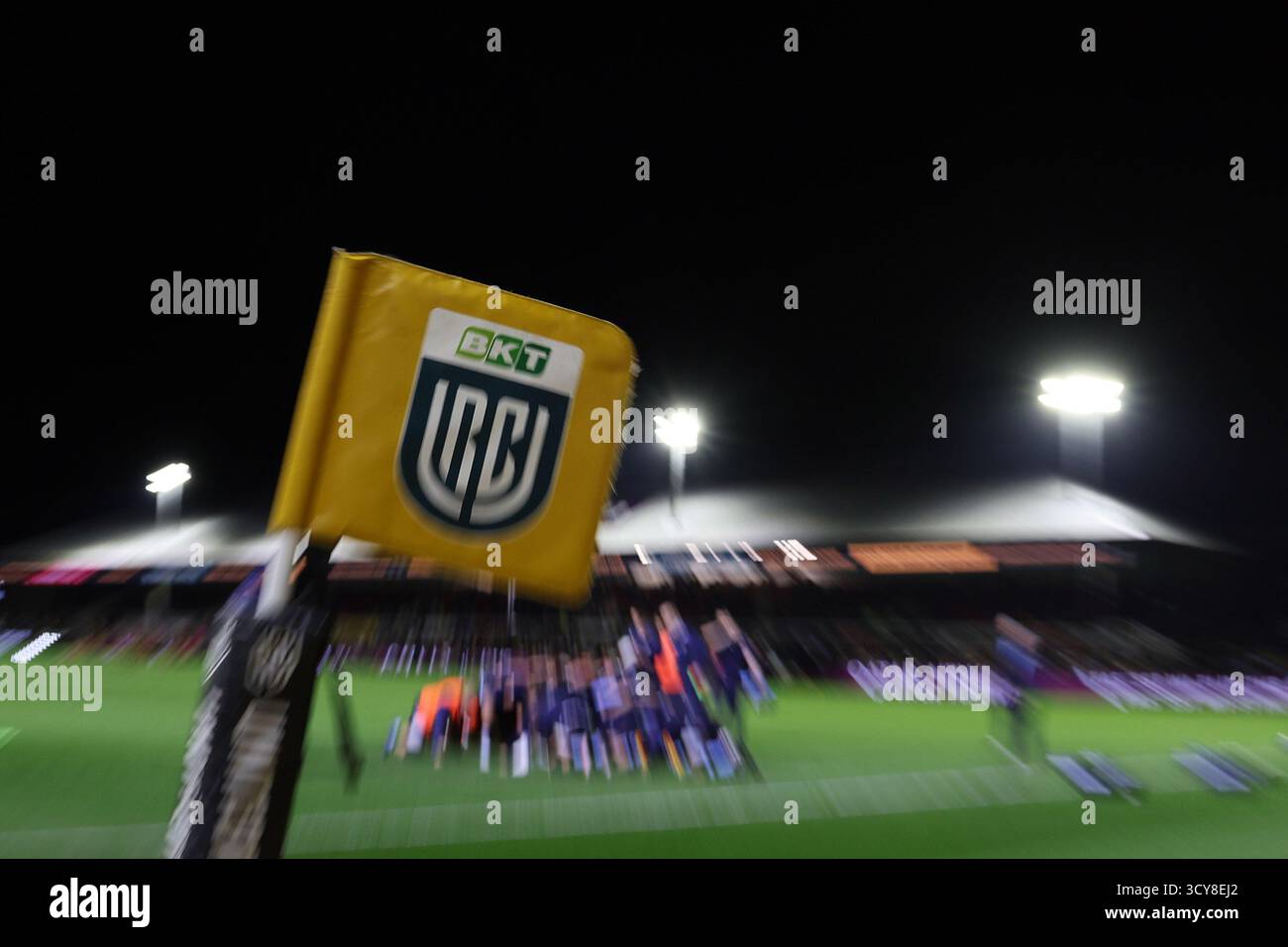 Newport, Großbritannien. Oktober 2025. URC-Logo auf der Touchline-Flagge. United Rugby Championship, Dragons gegen Cardiff Rugby bei der Rodney Parade in Newport, Südwales am Freitag, den 17. Oktober 2025. Nur redaktionelle Verwendung. bild von Andrew Orchard/Alamy Live News Stockfoto