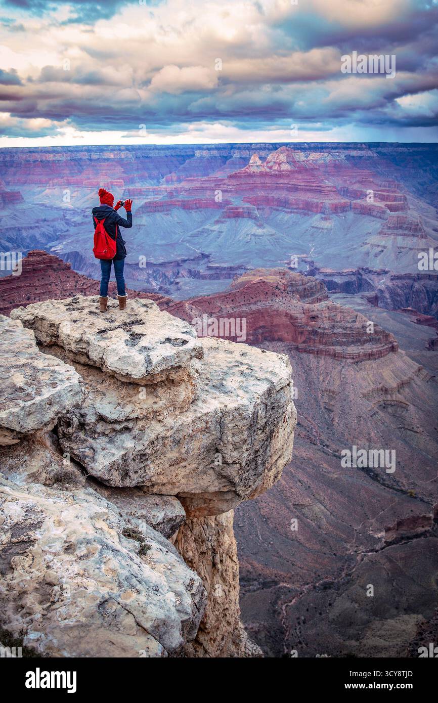 Mädchen stehen am Rand einer Klippe in den Grand Canyon Stockfoto