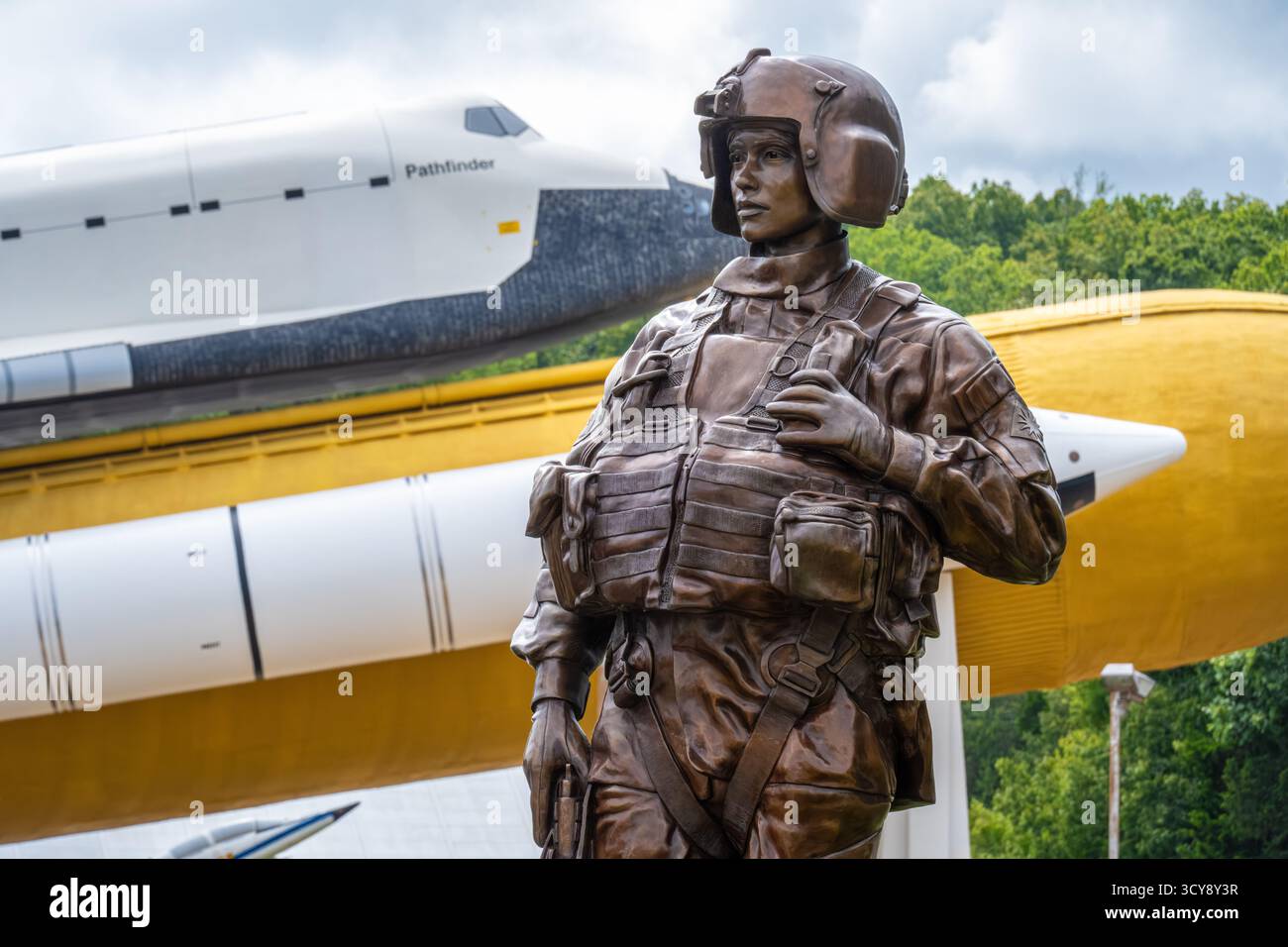 Army Aviator Bronze-Statue des Bildhauers Jon D. Hair im U.S. Space & Rocket Center in Huntsville, Alabama. (USA) Stockfoto Army Aviator Bronze-Statue des Bildhauers Jon D. Hair im U.S. Space & Rocket Center in Huntsville, Alabama. (USA) Stockfoto