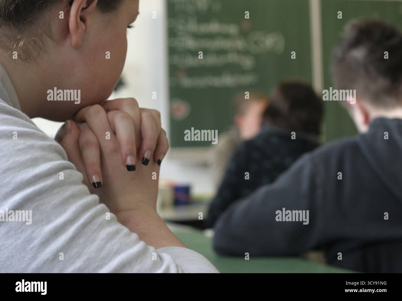 Kostenloser Unterricht von Schülern der zehnten Klasse an der Fritz-Karsen-Gesamtschule in Berlin-Britz. Frau mit gestylten Fingernägeln Stockfoto