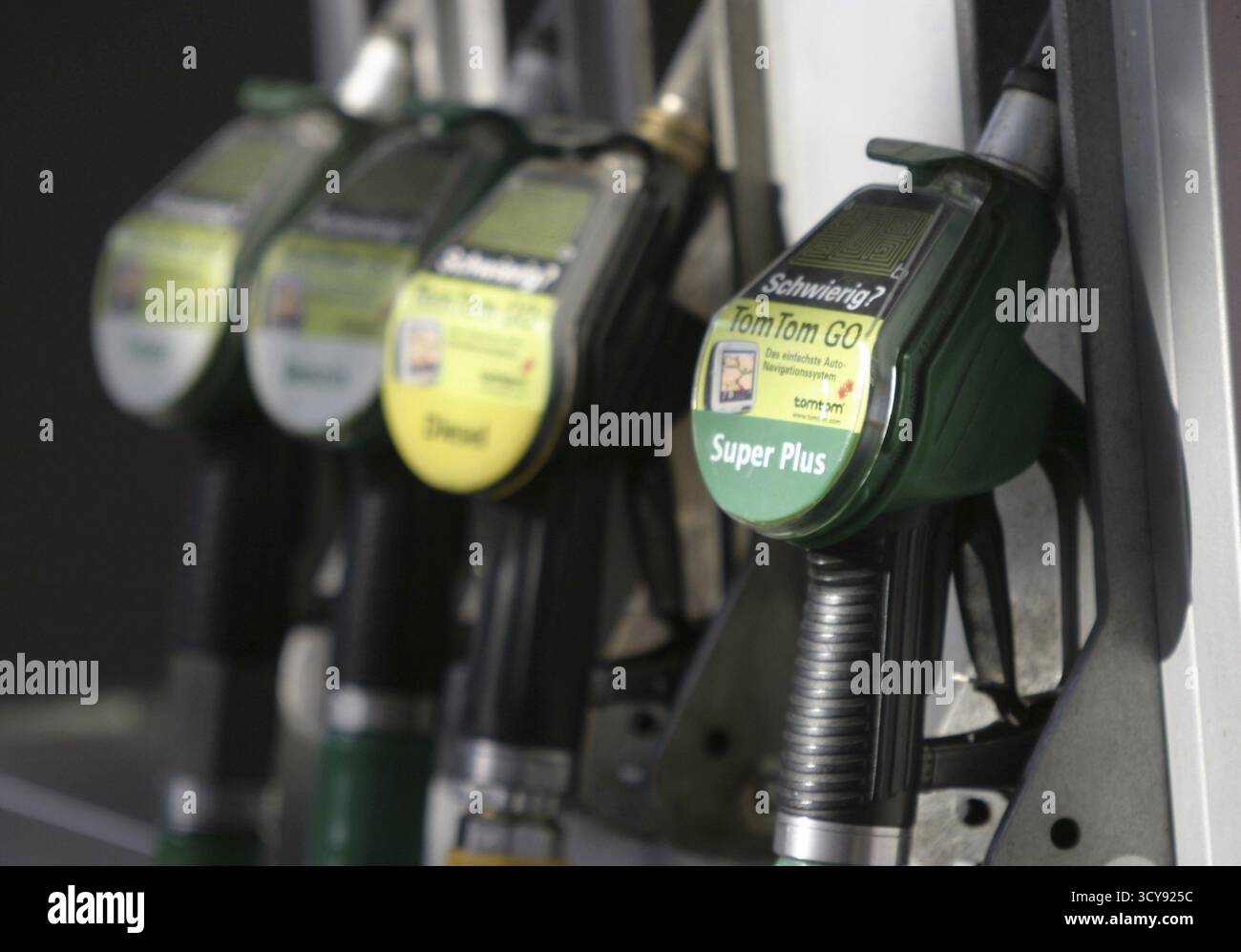 DEU, Deutschland, Berlin, 13.09.2004, Super Plus Hahn an einem Hahn. Stockfoto DEU, Deutschland, Berlin, 13.09.2004, Super Plus Hahn an einem Hahn. Stockfoto