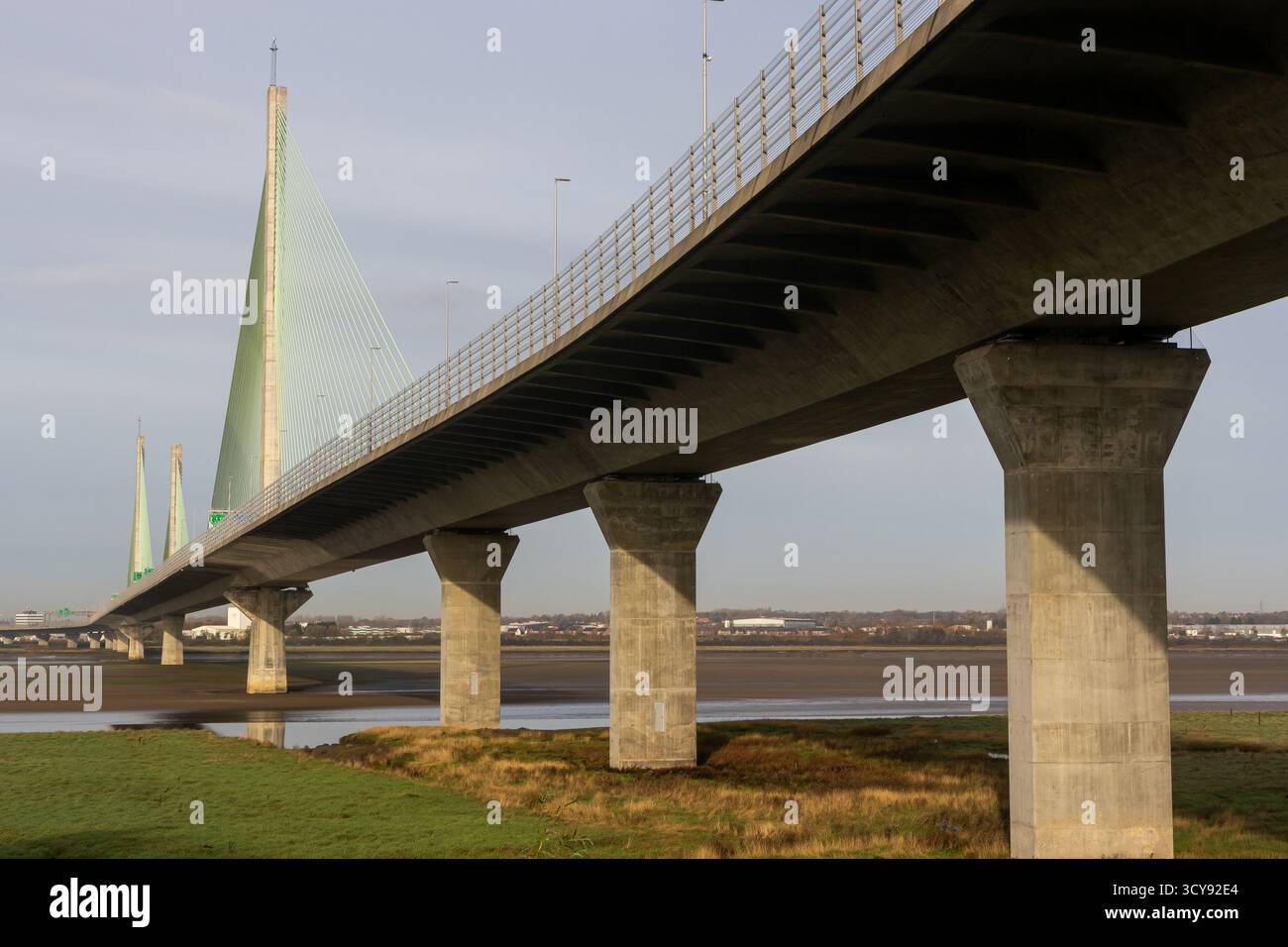 Mersey Gateway Bridge überspannt den Fluss Mersey Stockfoto