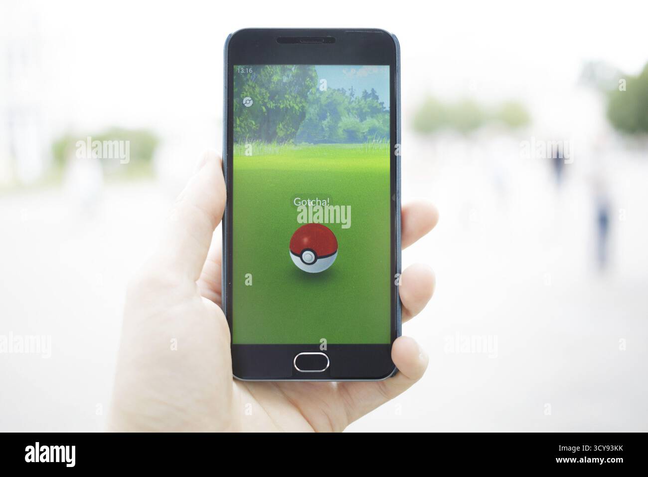 Moskau, Russland - August 02: Android-Benutzer spielen im mobilen Spiel Pokemon Go Augmented Reality auf Smartphone Stockfoto
