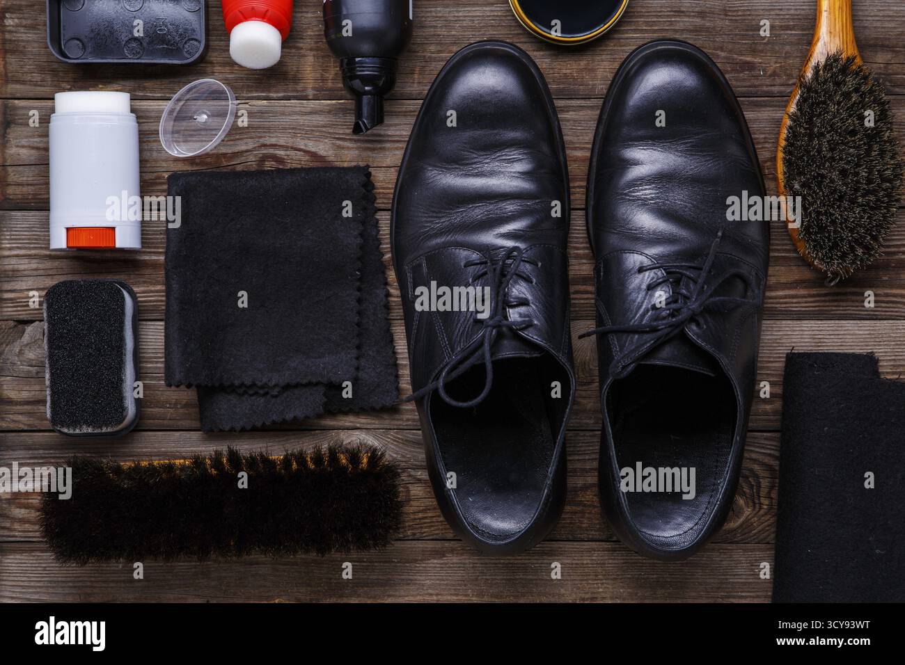 Schuh-Wachs, Pinsel und boot Stockfoto