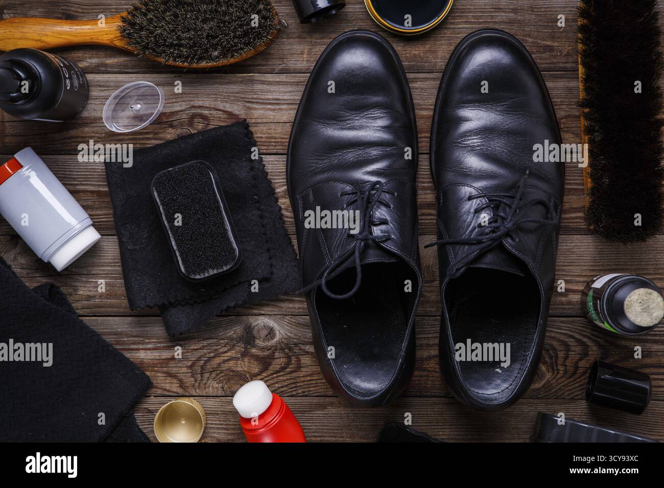 Schuh-Wachs, Pinsel und boot Stockfoto