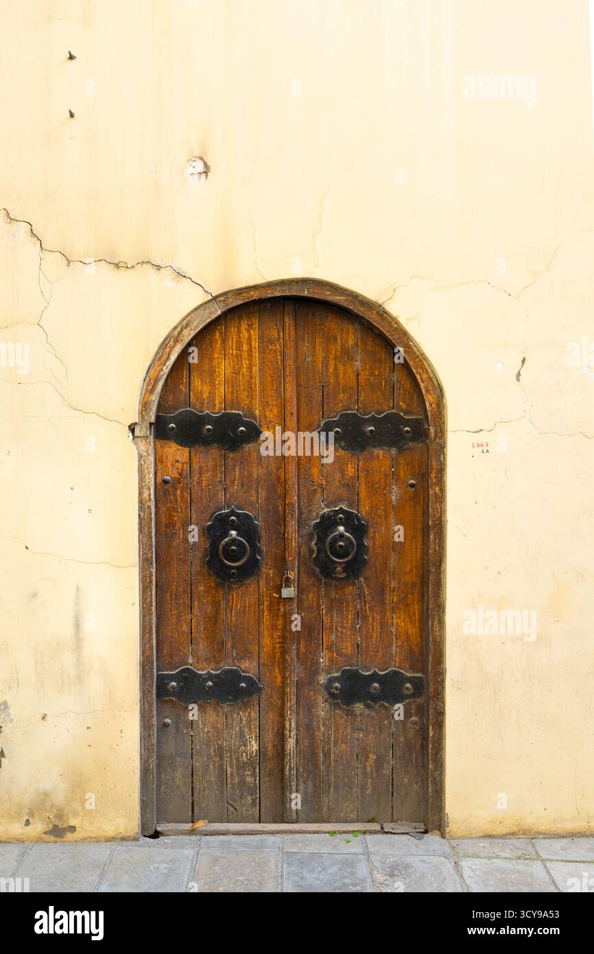 Baku, Aserbaidschan. oktober 2025. Blick auf eine typische alte Eingangstür eines Hauses im Zentrum der Altstadt Stockfoto