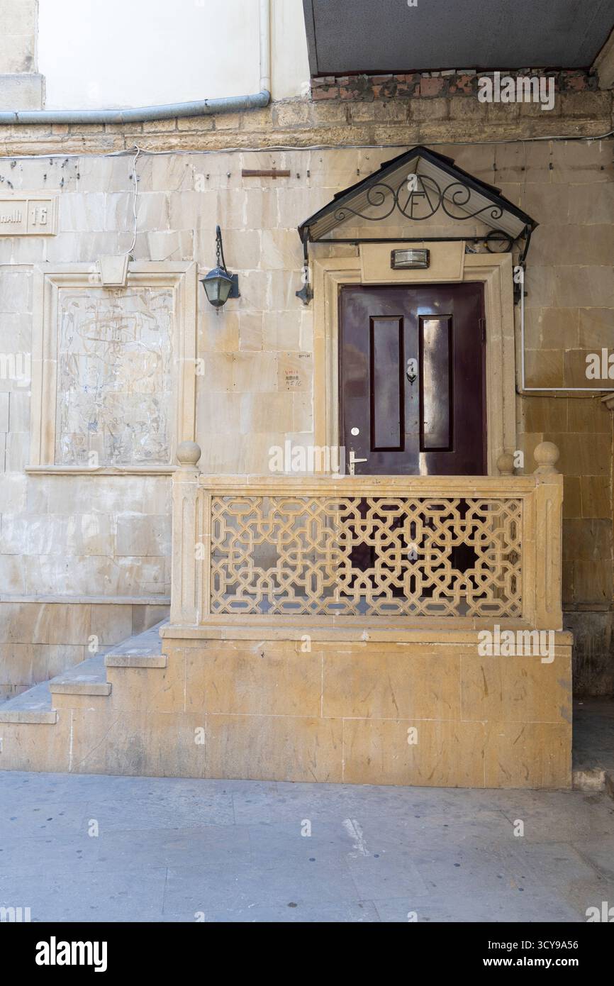 Baku, Aserbaidschan. oktober 2025. Blick auf eine typische alte Eingangstür eines Hauses im Zentrum der Altstadt Stockfoto