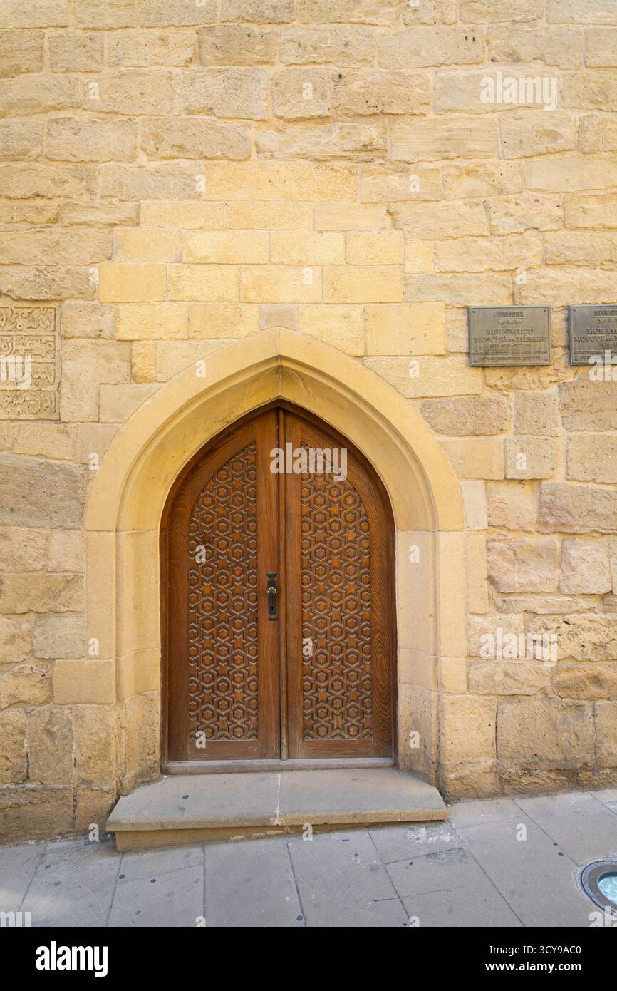 Baku, Aserbaidschan. oktober 2025. Blick auf eine typische alte Eingangstür eines Hauses im Zentrum der Altstadt Stockfoto