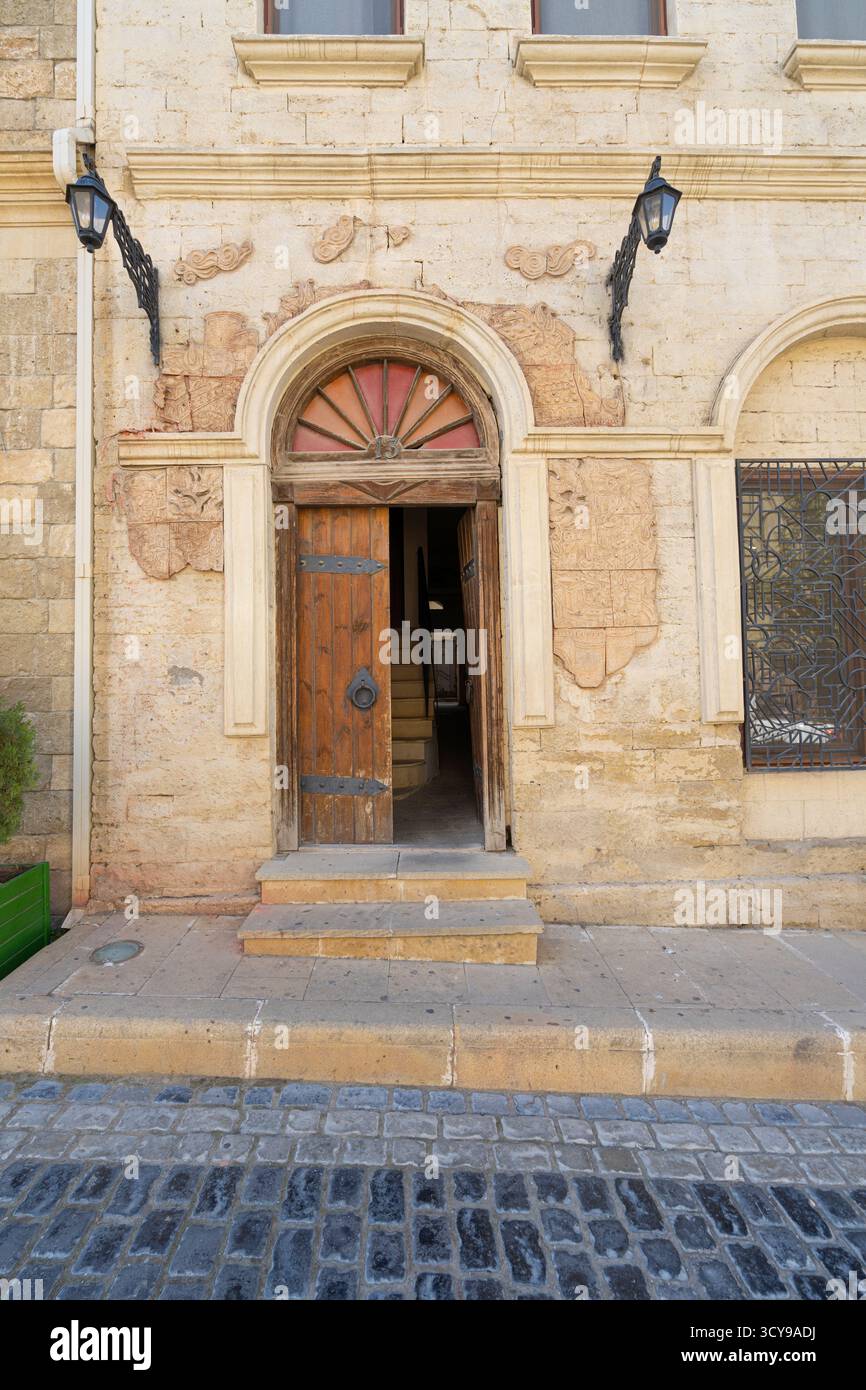 Baku, Aserbaidschan. oktober 2025. Blick auf eine typische alte Eingangstür eines Hauses im Zentrum der Altstadt Stockfoto